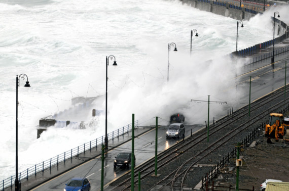 Met Office issue weather warning as strong wind and waves to arrive 