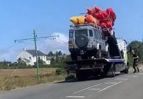 Kayaks tear down electric railway lines