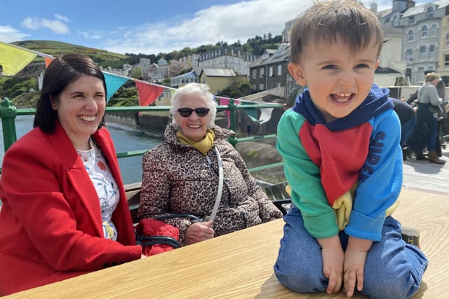Crowds flock to royal pier to mark red letter day