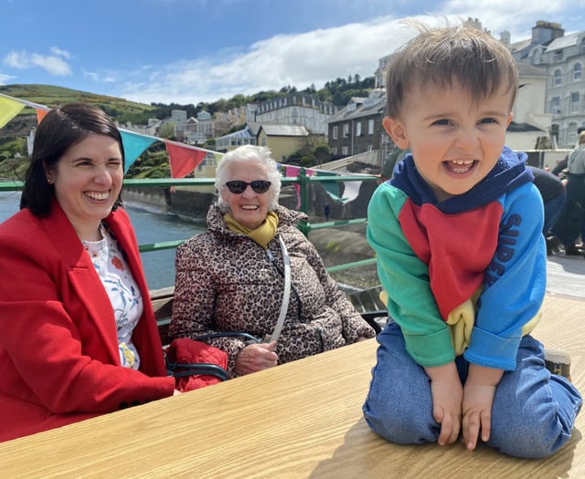 Crowds flock to royal pier to mark red letter day