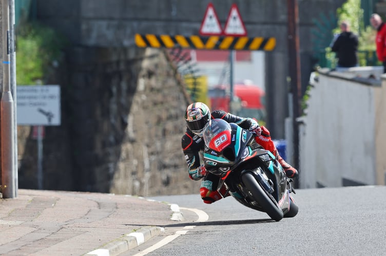 Peter Hickman on the Superstock bike during practice  (Photo: Dave Kneen/ManxPhotosOnline)