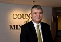 Chris Thomas asked to step down as DOI minister