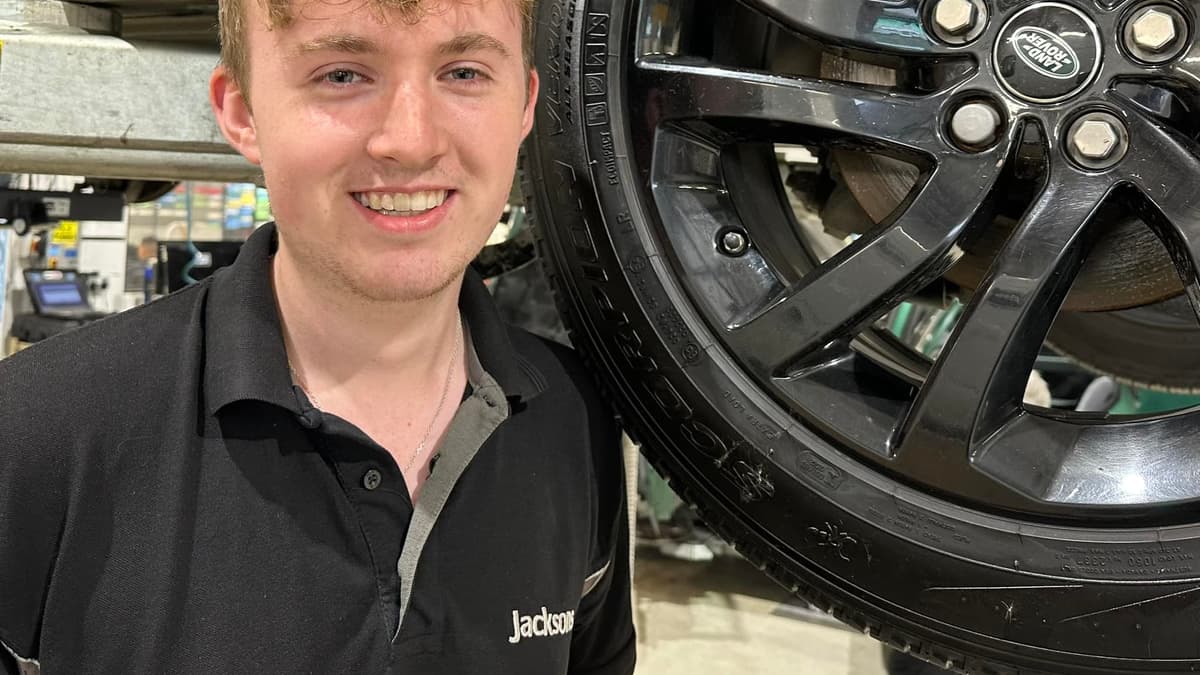 Jacksons mechanic Jamie Collister achieves Level 3 Jaguar and Land