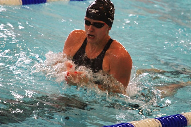 Laura Kinley on her way to winning gold in the women's 100m breaststroke
