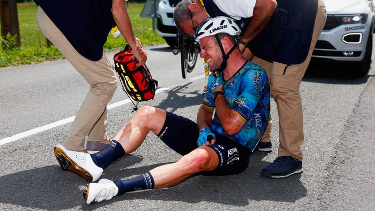 Tour de France 2023 - 110th Edition - 8th stage Libourne - Limoges 201 km - 08/07/2023 - Mark Cavendish (GBR - Astana Qazaqstan Team) - Crash - Injury - photo Luca Bettini/SprintCyclingAgency©2023