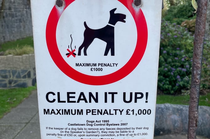 A dog poo notice sign in Castletown