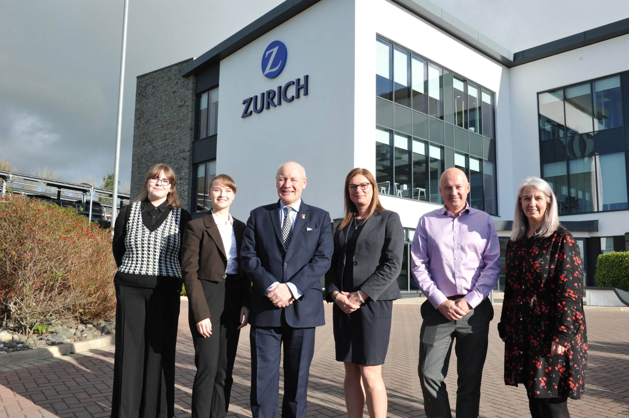 Governor visits insurance company’s headquarters