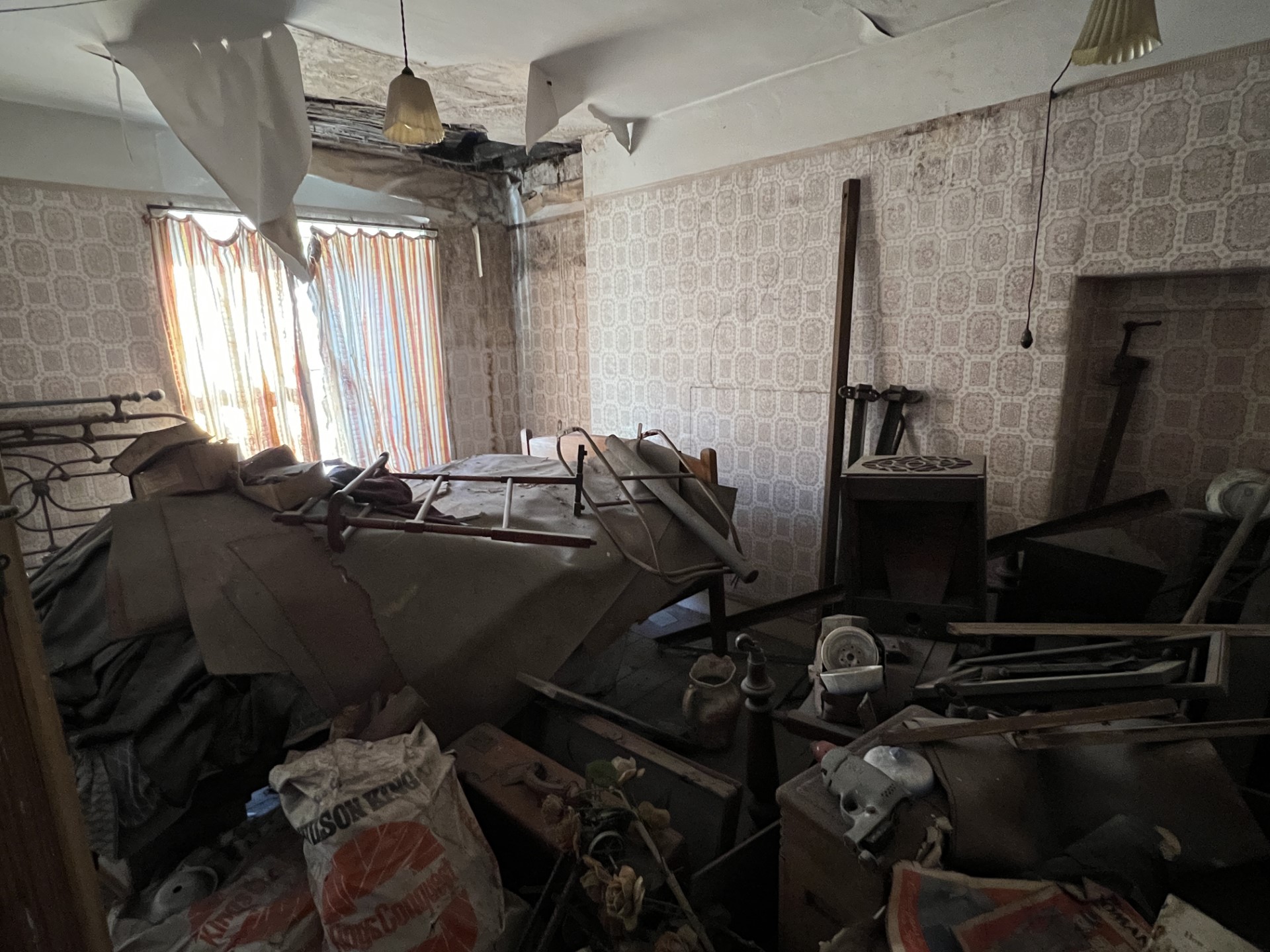 Video shows inside 'enter at own risk' Douglas house