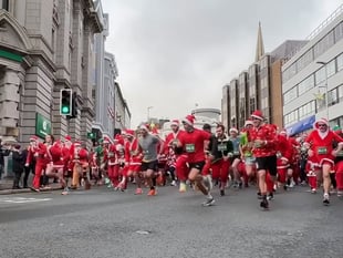 Watch as hundreds of Santas take to streets of Douglas