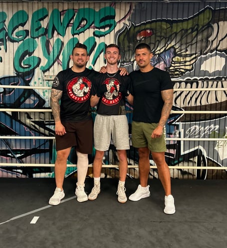 Manx boxer Sam Rennie (centre) with coaches Sam Batin and Jesse Sanchez