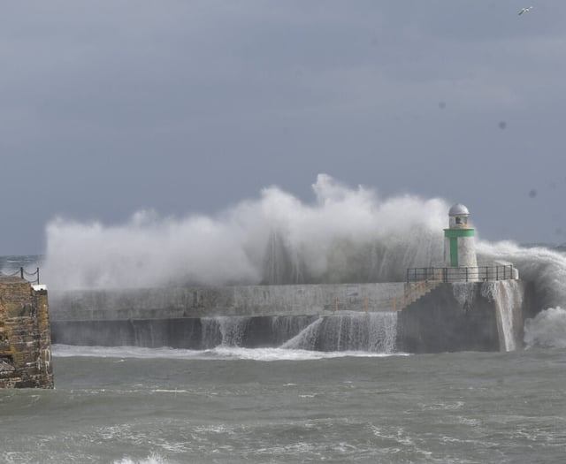 Isle of Man Met Office issues four-hour weather warning for waves
