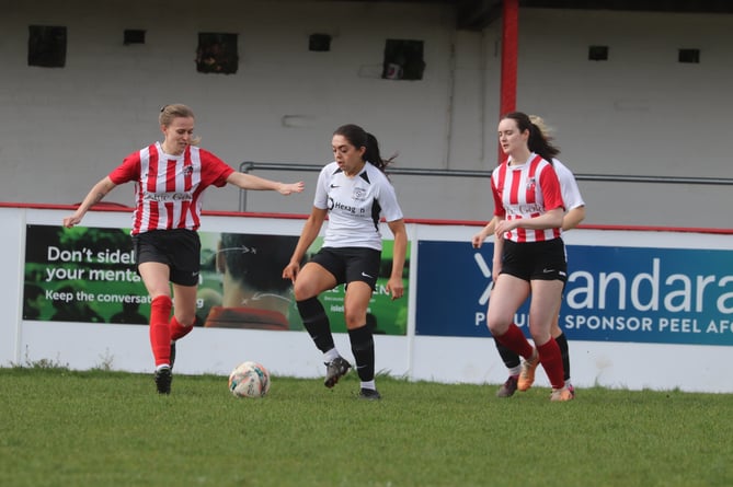Corinthians' Holly Stephen (centre) is closely watched by Peel's Louise Gibbins (left) and Jenny Metcalfe (right)