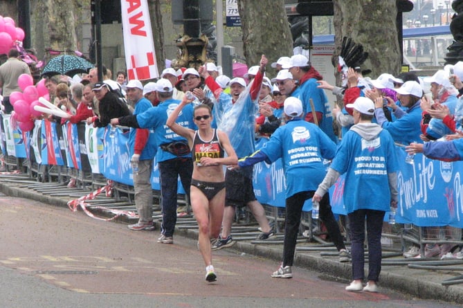 Mara Yamauchi on her way to 10th in the 2010 London Marathon