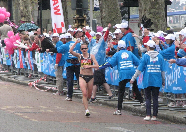 Mara Yamauchi on her way to 10th in the 2010 London Marathon