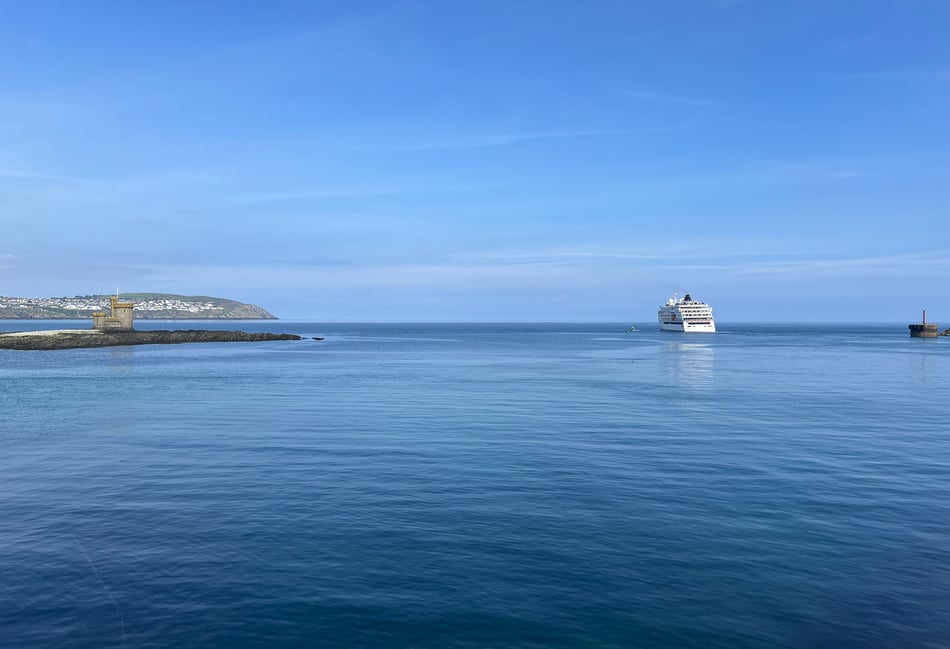 Video shows cruise ship departing Douglas in glorious sunshine 