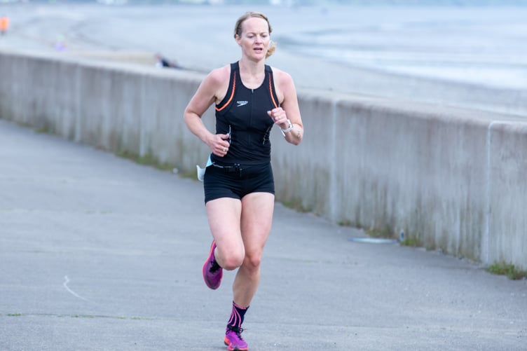 Hollie Quaye marked her sprint triathlon debut in style by winning the shorter-distance event in a time of 1h14m40s (DK Photography)