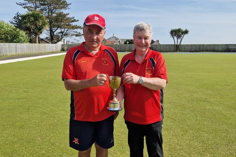 The winners of the 2024 Yardstick trophy at Onchan Park, John Kewley and Dee Lewis