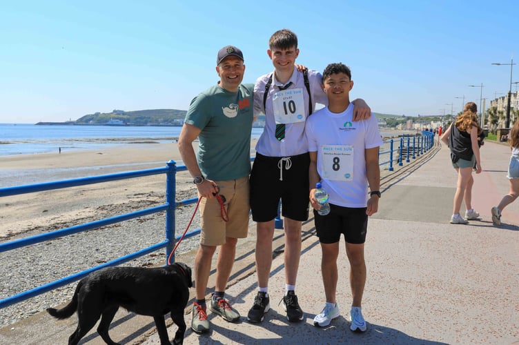 Race the Sun competitors enjoying the sun on Douglas promenade