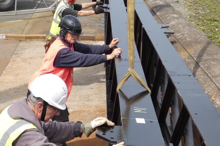 Girders for bays 7 and 8 arrive at Queen's Pier