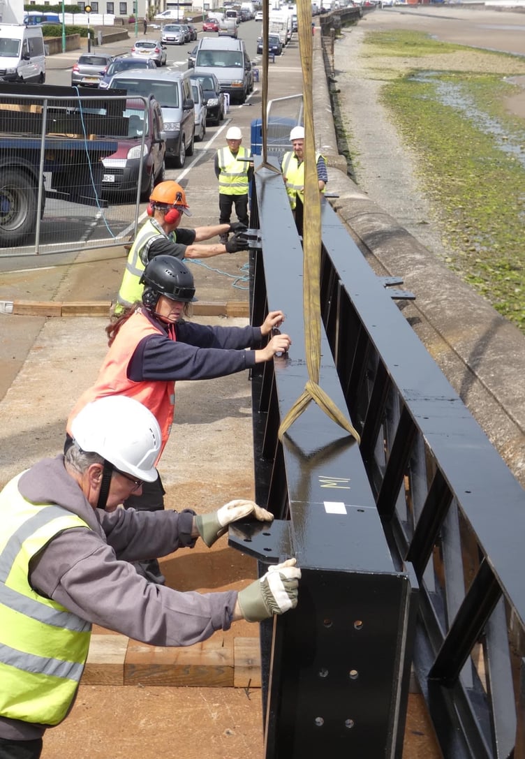 Girders for bays 7 and 8 arrive at Queen's Pier