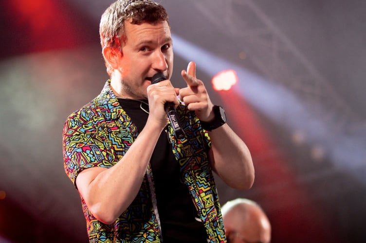 995 entertain the crowd at Bushy's TT Village 2024