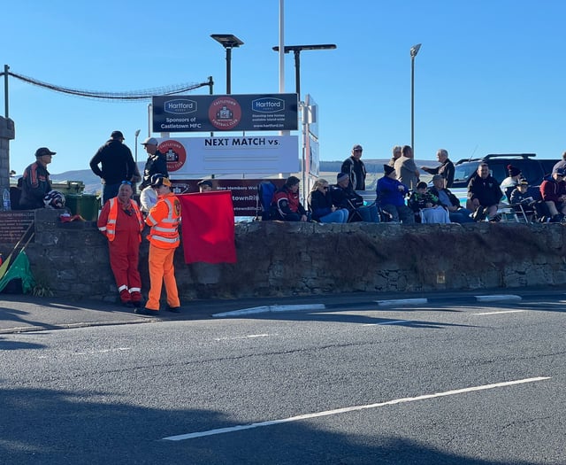 Southern 100 racing temporarily suspended as red flag raised on course