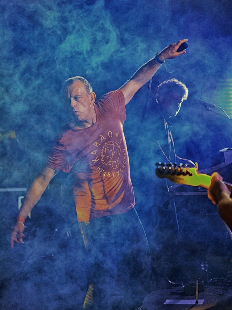 Tom Hingley performing