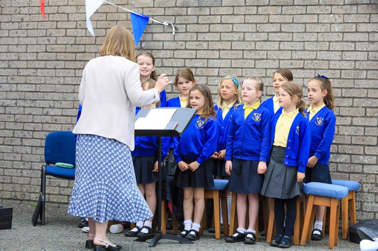 Scoill Phurt Le Moirrey sing The Lifeboat Song