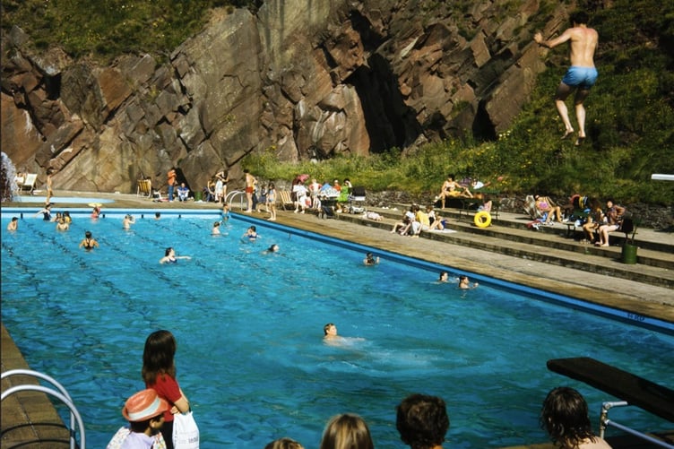 Colour photo of the outdoor pool on Marine Parade in Peel in 1972-73