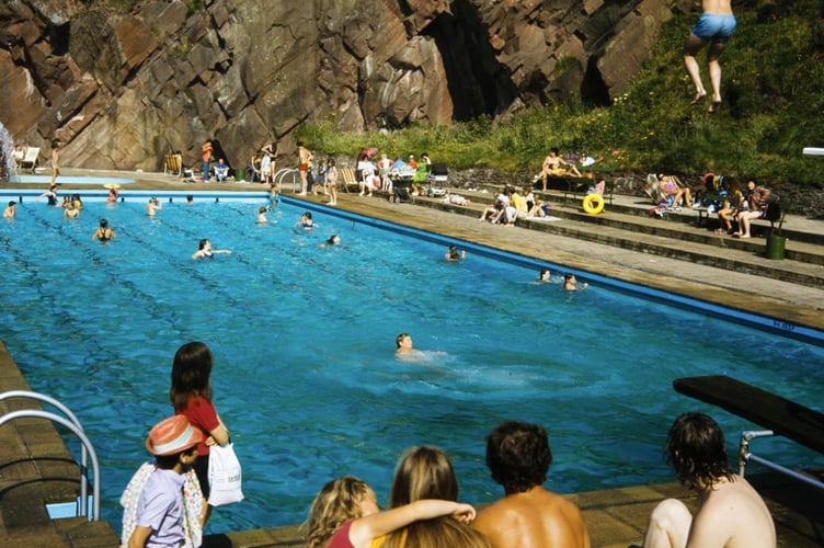 Colour photo of the outdoor pool on Marine Parade in Peel in 1972-73