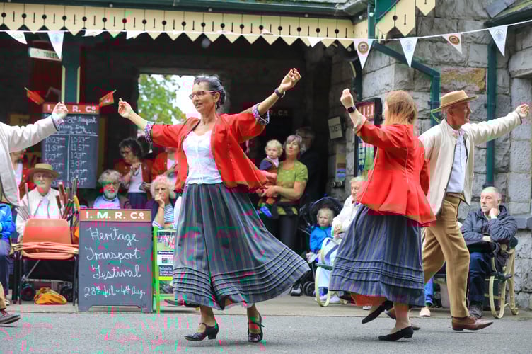 Perree Bane performing