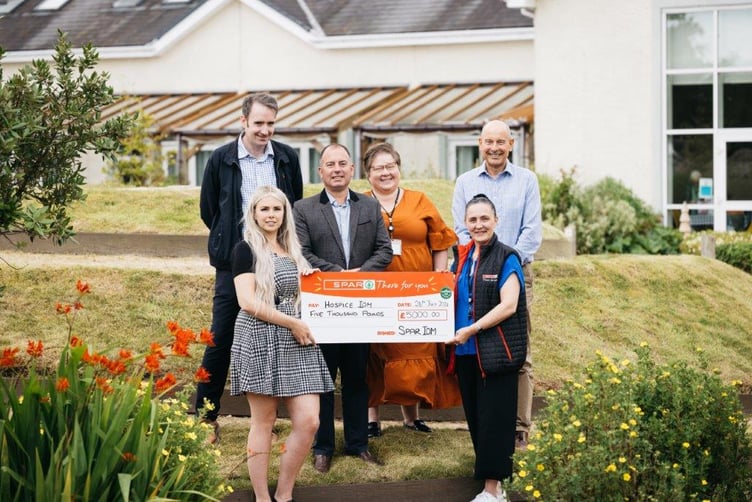 Back from left - Jonathan Kermode (Mannn Retail - Operations Manager), Vic van den
Heever (Mannin Retail-Director), Vanessa Smith (Hospice – Head of Income Generation), Peter
Dodding (SPAR (James Hall - Sales and Marketing Director)
Front from left – Stephanie Smith (Hospice – Sales and Marketing Director), Yvonne Byron (Mannin
Retail – Operations supervisor).