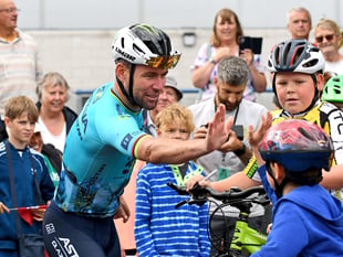 Sir Mark Cavendish wins BBC's SPoTY Lifetime Achievement award