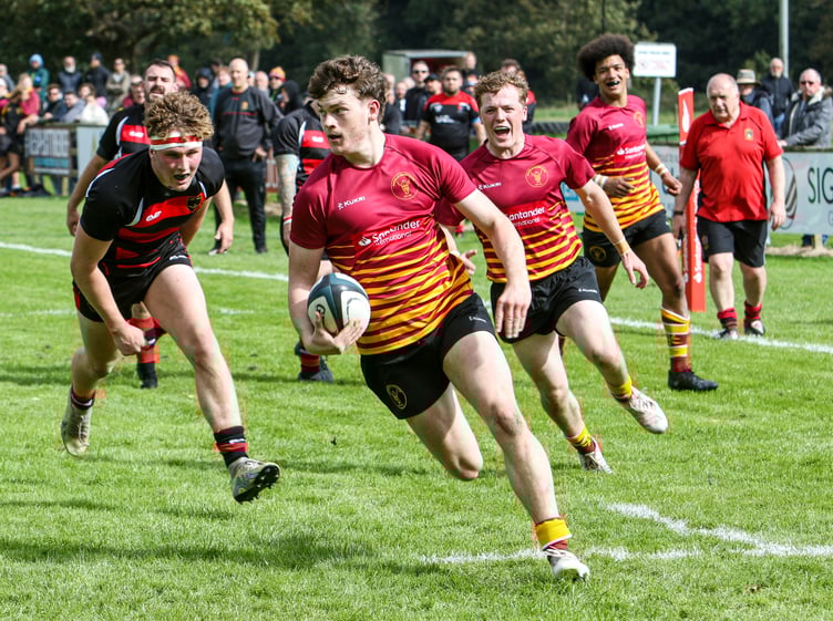 Josh Duncan runs in a second Douglas first-half try