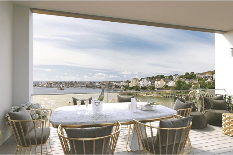 Bay Queen Front Balcony