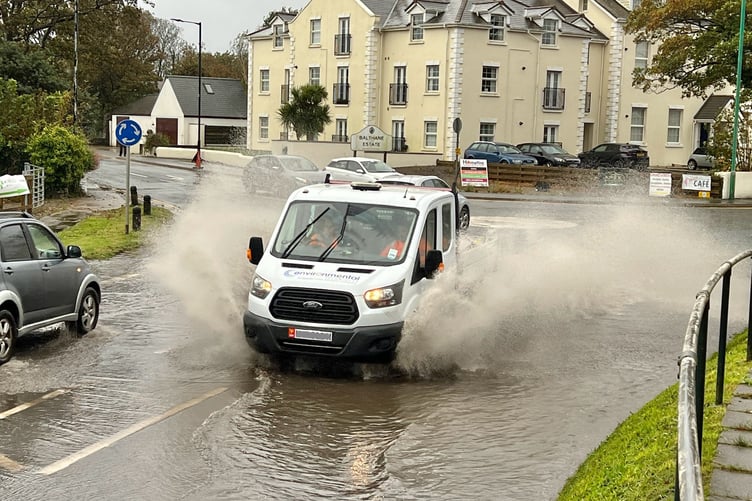 Traffic splashes through floods at Balthane junction