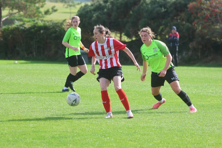 Peel's Rebecca Cole (left) and Corinthians' Emily Rawlins (Photo: Paul Hatton)