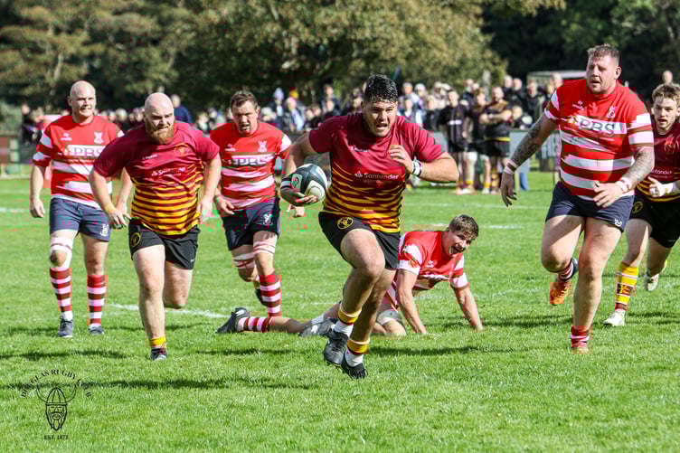 Douglas' Gihard Visagie on the charge against Vale of Lune on Saturday (Photo: Richard Ebbutt)