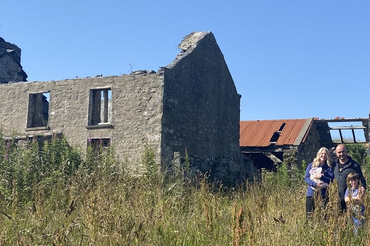 Katie Newton O’Meara and Mark O´Meara next to the tholtan before improvements were made