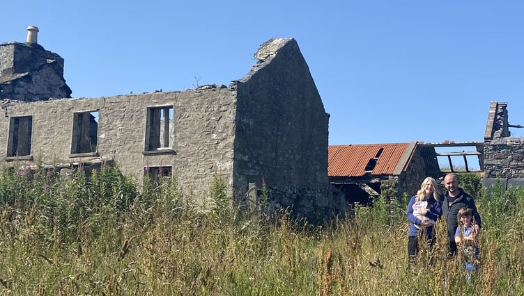 Katie Newton O’Meara and Mark O´Meara next to the tholtan before improvements were made