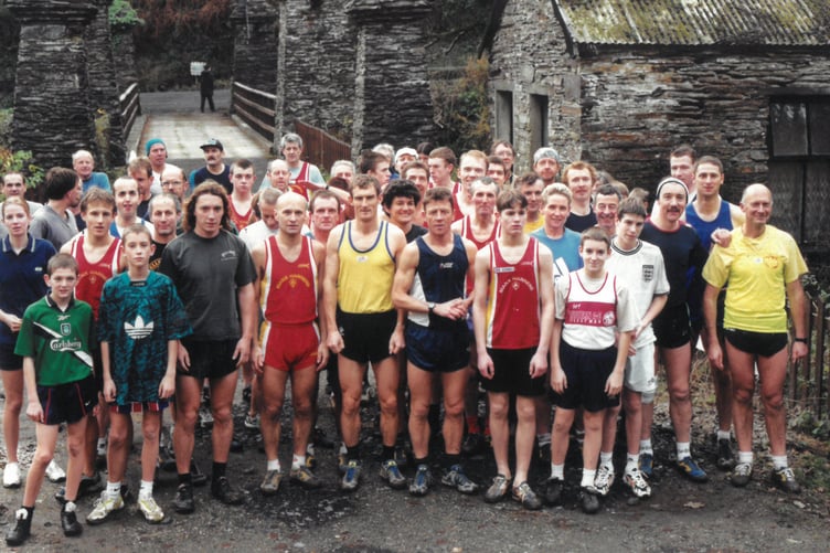 The start of the Glen Helen Hill Race in December 2000