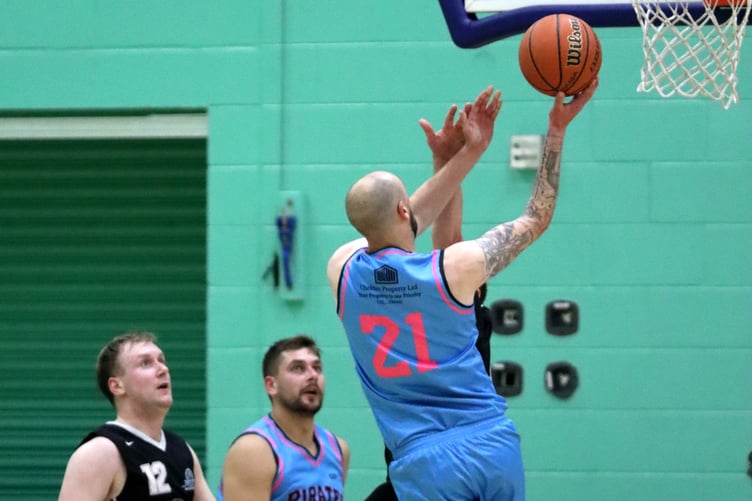 Andy Holton goes to the hoop for Cheldan Pirates during their clash with Jets (Photo: Oliver Hamilton)