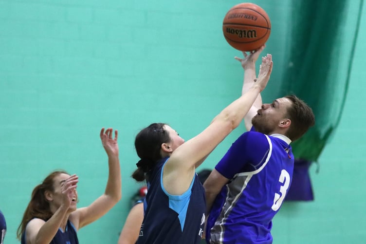Wolves' Corey Pinder shoots the lay-up over the defence of PwC Hoops' Oksy Fedorovych (Photo: Oliver Hamilton)