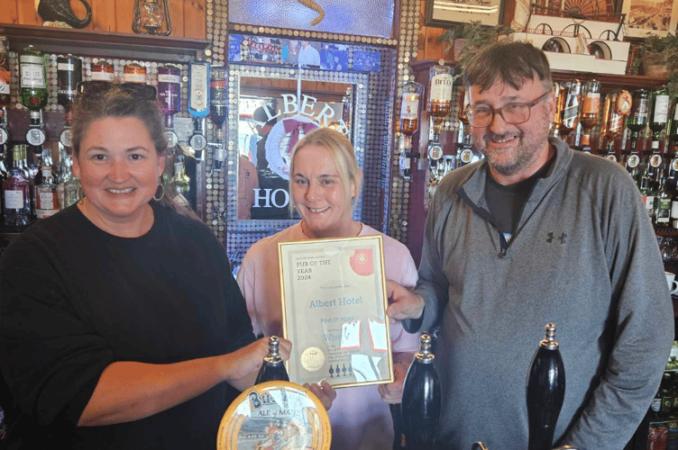 Graeme Jones presenting the Isle of Man CAMRA Pub of the Year award to The Albert Port St. Mary