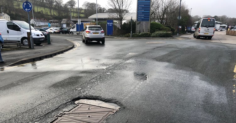 Manx Utilities are carrying out emergency repairs to a burst water main on Lake Road, Douglas