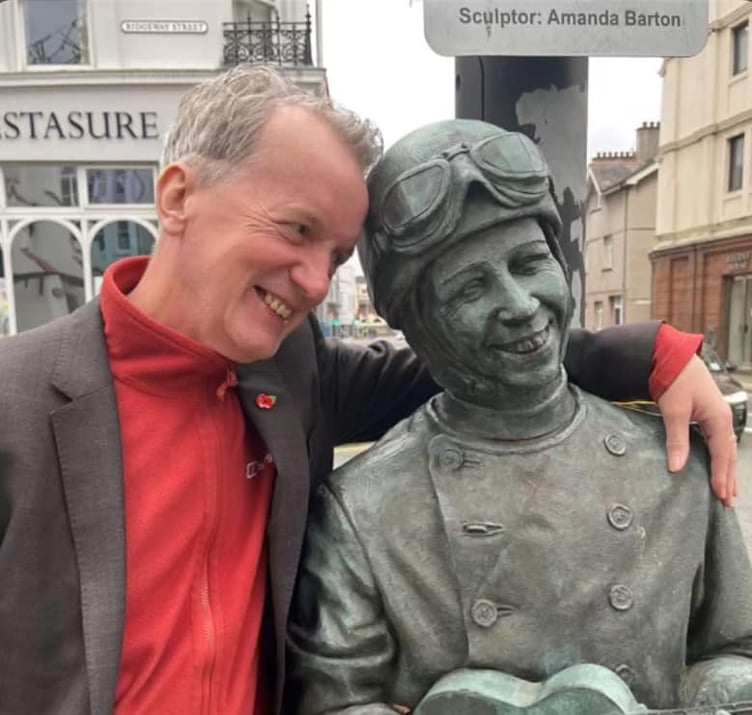 Comedian Frank Skinner with the George Formby statue in Douglas