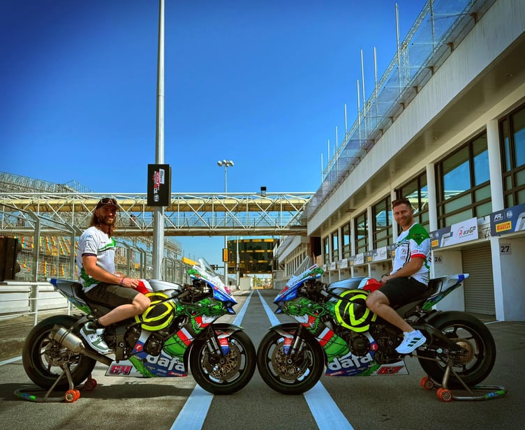 Mikey Evans (right) with Defabet Racing team-mate Matt Stevenson in the Macau pitlane
