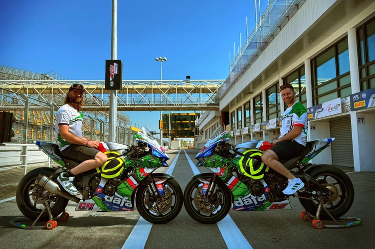 Mikey Evans (right) with Defabet Racing team-mate Matt Stevenson in the Macau pitlane