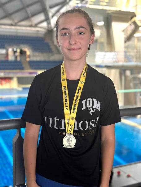 Zoe Neuwirt claimed a superb gold medal in the age 14 girls 100m breaststroke in a time of 1m 24.92s