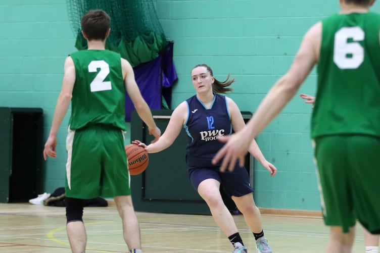 Zoe Kirkham runs the point for Hoops in their match-up against Cavaliers (Photo: Oliver Hamilton)